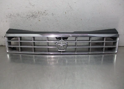 1985-1986 Le Baron Upper Grille GTS OEM-04270999 Foto 1 de 4