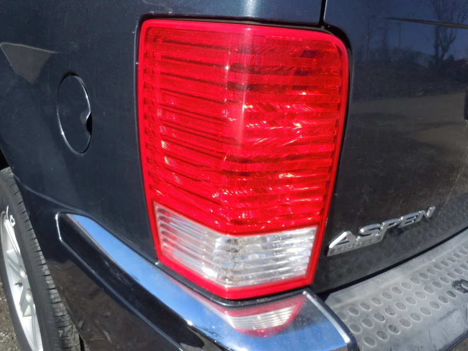 Luz trasera izquierda conductor Chrysler Aspen 2007-2009 izquierda OEM Foto 1 de 1