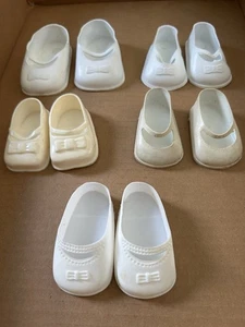 Scarpe bambola lotto di 5 paia di scarpe bianche lunghe 3 pollici bianche vinile plastica - Foto 1 di 2