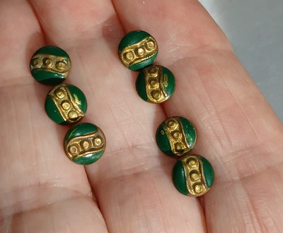 7 antike Miniknöpfe Puppenknöpfe Metall grün/gold 7mm - Bild 1 von 3