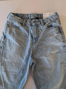NEW American Eagle Women’s Light Wash Distressed Curvy Mom Stretch Jeans Size 0 - Picture 1 of 12