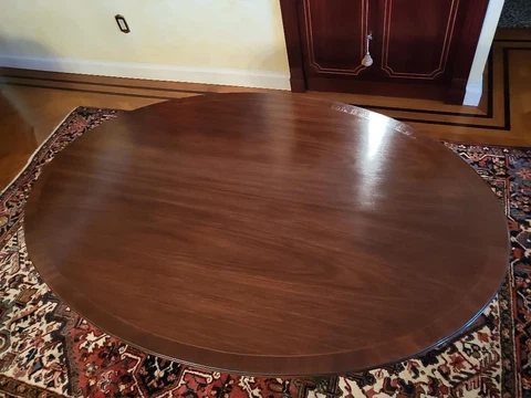 MAHOGANY ENGLISH OVAL DINING TABLE. 70 YEARS OLD. GREAT CONDTION. SEATS 4-6 Cover