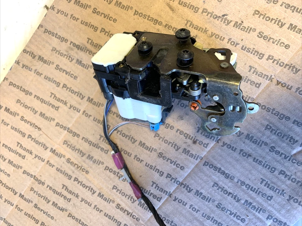 Motor actuador cerradura puerta delantera derecha Cadillac DEVILLE/DT 2002-2011 16872414 Foto 1 de 4