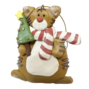 Vintage Volkskunst Polymer Ton Katze mit Baum Christbaumschmuck 4 x 3" - Bild 1 von 4