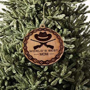 Worlds Best Mom Gewehre und Ketten - Zedernornament - Bild 1 von 4