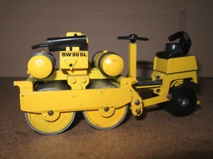 100D Vintage NZG 151 Germania Bomag BW 90 SL Rullo TP Macchina Da Cantiere 1:20 - Foto 1 di 9