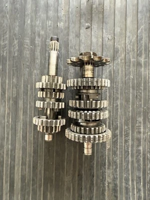 Оригинальная коробка передач Yamaha YZ125 YZ 125 коробка передач вал шестерни оригинальная - Изображение 1 из 4