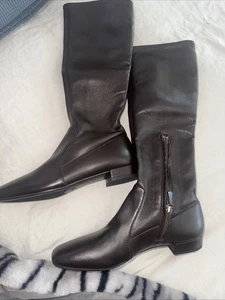 Prada Nero NUOVO Stivaletto Pelle Zip Laterale Polpaccio Alto Pagato $1800 35 1/2 - Foto 1 di 24