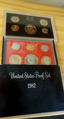 1971, 1982-S United States proof coins Lot of 2 Proof Sets - Image 1 of 4