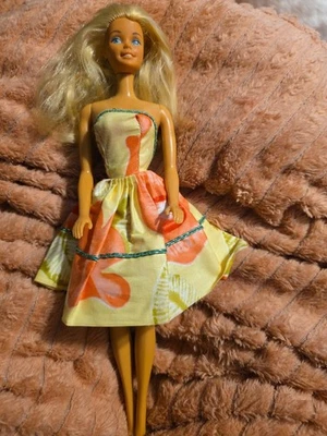 Barbie y hermoso vestido de verano Foto 1 de 4