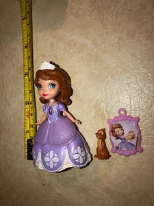 3" Sofia the First Figure w/ Heart Base in Purple Dress w/ 3/4" Squirrel (5)@ - Picture 1 of 4