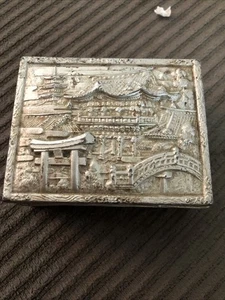 Vintage japanische Metall geprägte Silber Box Pagode Szene Holz gefüttert 3,5x1,5x3 - Bild 1 von 6