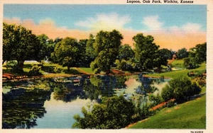 Cartolina Lagoon Oak Park Wichita Kansas non affrancata bordo lino colorato diviso - Foto 1 di 2