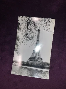 PARIS La Tour Eiffel, 1950's vintage postcard, protective sleeve never mailed - Picture 1 of 3
