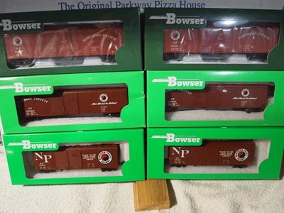 BOWSER  NORTHERN PACIFIC FREIGHT CARS  2-40ft BOX CARS & 4-50fT BOX CARS   NP2 - Image 1 of 4