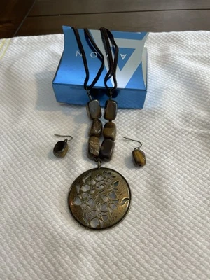 Juego de collar medallón dorado Avon y ojo de tigre genuino Foto 1 de 4