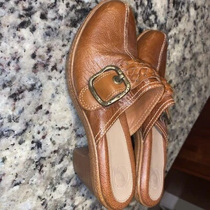 Nurture Women's Brown Leather Clogs Shoes Size 7/12 - Picture 1 of 4