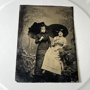 Farbtyp zwei junge Frauen, Sonnenschirme Dschungel Garten Gedeck um 1870 antik 1/6 Teller - Bild 1 von 6