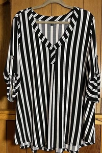 Top tejido Torrid Studio para mujer talla 1X negro blanco rayas verticales elegante informal - Imagen 1 de 3