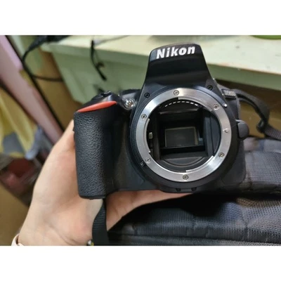 Nikon D5600 DSLR Digital Camera 24.2MP Vintage CMOS Sensor Black, 39-point AF - Image 1 of 4