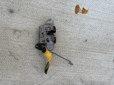 Acura Integra 2000 4 puertas pestillo trasero del maletero y correa de emergencia OEM Foto 1 de 2