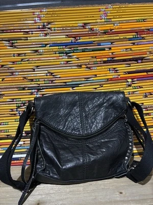 Bandolera hobo The Sak Silverlake de cuero negro con solapa tachonada Foto 1 de 4