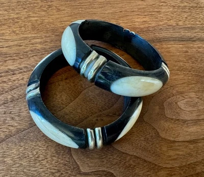 2 pulseras brazaletes de madera con patrones audaces en blanco y negro  Foto 1 de 3