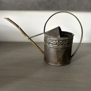 Regadera de cobre vintage Inglaterra - pátina estampada de 10" de largo / 6,5" de alto - Imagen 1 de 8