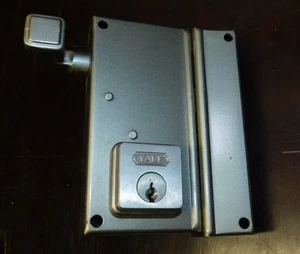 ANCIENNE SERRURE SÛRETÉ YALE A TIRETTE AVEC 3 CLEFS . 120x60mm . NEUVE D'ÉPOQUE - Photo 1/24