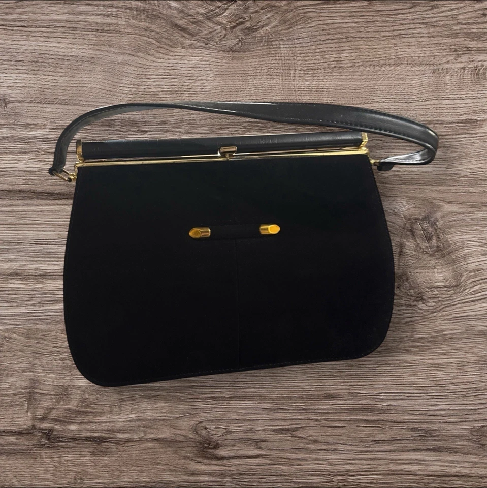 Bolsa de mão vintage naturalizadora marca falsa preta camurça ouro metal gravata preta festa MCM - Imagem 1 de 4