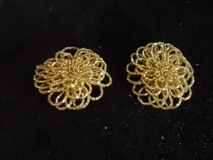 2 FLORES CON CUENTAS COLOR DORADO PARA PROYECTOS ARTESANALES - Imagen 1 de 4