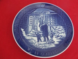 1994 ROYAL COPENHAGEN CHRISTMAS  PLATE SHOPPING - Picture 1 of 2