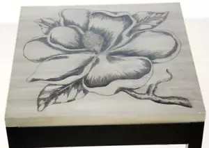TAVOLINO SALOTTO COMODINO IN LEGNO ARGENTO CON PIANO DECORATO FIORI MAGNOLIA - Foto 1 di 1