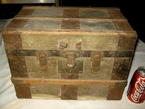 ANTIQUE PRIMITIVE COUNTRY WOOD BOX CAST IRON DOLL TOY TRUNK ART STAND ORBIN LOCK Cover