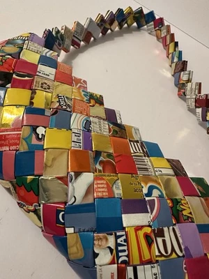 Bolso de hombro con envoltura de goma de caramelo reciclar envolturas plegadas Foto 1 de 4