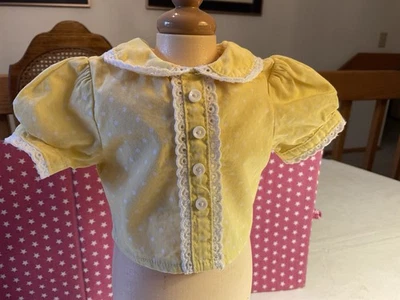 SOLO BLUSA DE PATINAJE SOBRE RUEDAS AMERICAN GIRL MOLLY’S COLECCIONABLE AMARILLA, MUY BUENA CONDICIÓN Foto 1 de 4