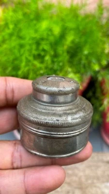 Caja de tuercas de betel tallada a mano de latón caja de tabaco caja sindoor caja antigua Tika tapa abatible Foto 1 de 4