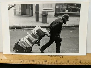 1X Fotografía Vintage Clásica Original 5X8 Viejo Periódico Newsie Papes - Imagen 1 de 2