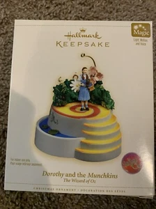 Dorothy and the Munchkins Sammlerstück Hallmark Andenken Ornament 2006 hk - Bild 1 von 2