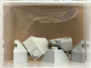LEGO Parts - Cuña Gris Azulado Claro 2 x 2 (Pendiente 45 Esquina) - No 13548 - Cantidad 5 - Imagen 1 de 1