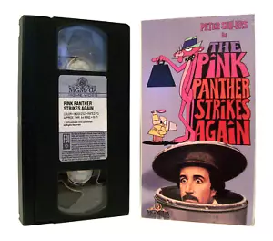 Peter Sellers in THE PINK PANTHER STRIKES AGAIN (1976) Krimi-Komödie VHS (1993) - Bild 1 von 7
