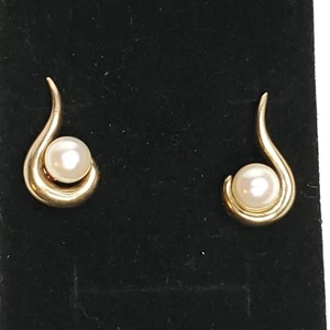 14kt Yellow Gold 6mm White Pearl Earrings Stud Post Whisp Paisley Curl 2.9 grams - Picture 1 of 5