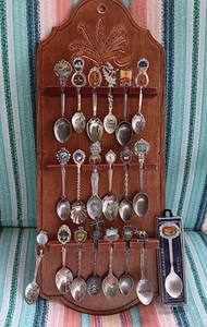 20 Vintage Souvenir Urlaub Löffel & Holz Wand Display Regal Halter für 18 - Bild 1 von 12