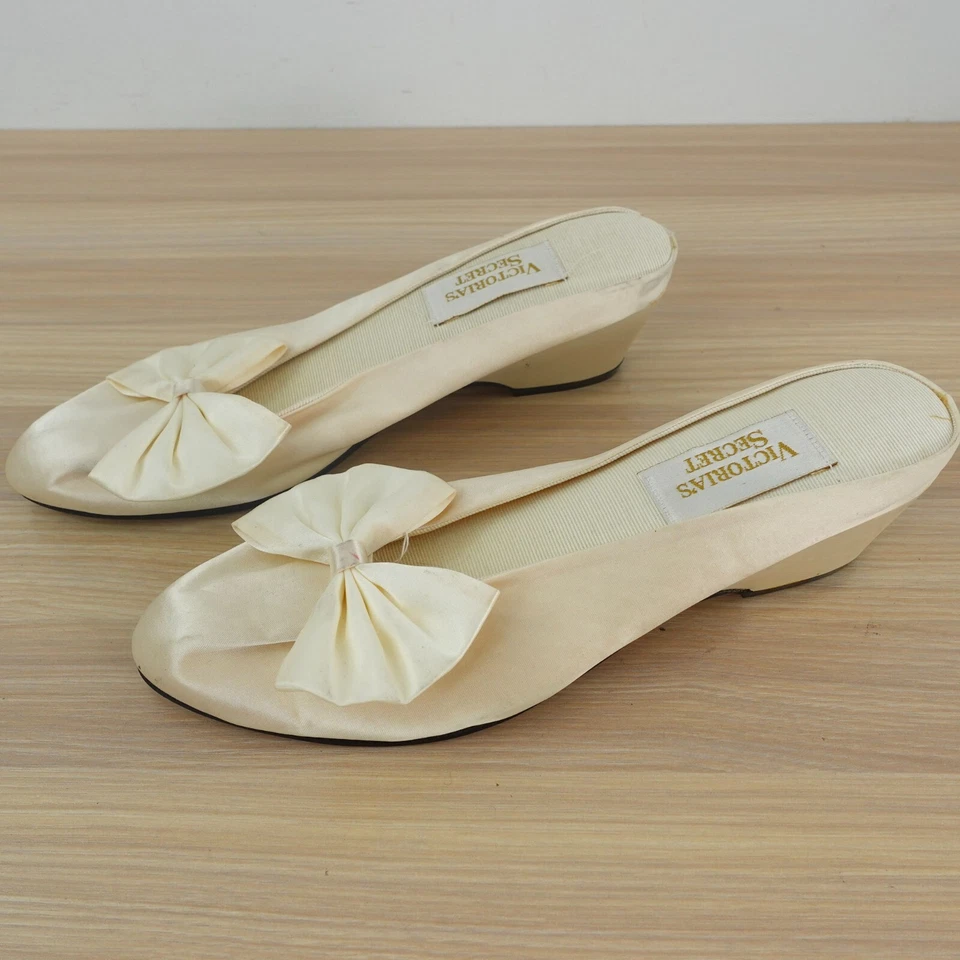 Sandalias sin cordones Victoria Secret vintage 6 crema satinado lazo tobogán ropa para dormir interior Foto 1 de 4