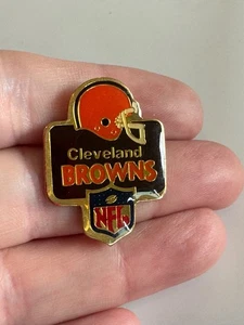 Vintage 1980s Cleveland Browns NFL Logo Enamel Lapel Pin – Orange Helmet - Picture 1 of 3