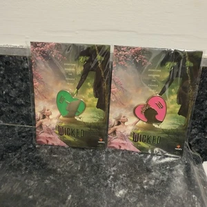 Wicked Glinda & Elphaba Gold Heart Pin Set 2024 - Variety The Children’s Charity - Bild 1 von 5