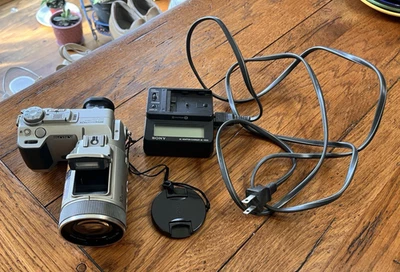 SONY CYBER-SHOT DSC-F717 5MP 10x DIGITAL ZOOM/STILL CAMERA BATTERY CHARGER WORKS - Image 1 of 4