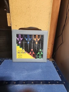 Collezione Forbici con 6 Disegni Di Bordo Tagliato Smerlato -Scribblers Sassy - Foto 1 di 4