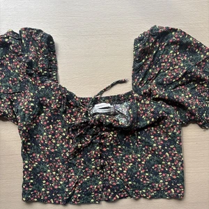Urban Outfitters Medium Crop Floral Black Top - Picture 1 of 6