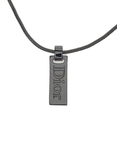Collana Christian Dior ciondolo logo quadrato donna con top SLV usata